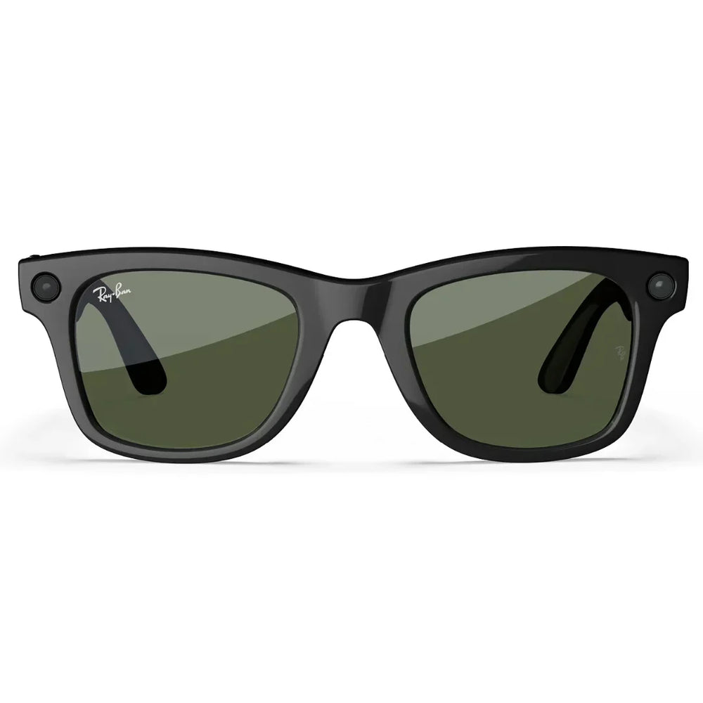 Primer plano frontal de las gafas de sol inteligentes Ray-Ban Meta Wayfarer (Gen 2) en negro brillante con lentes verdes. Muestra las cámaras laterales.