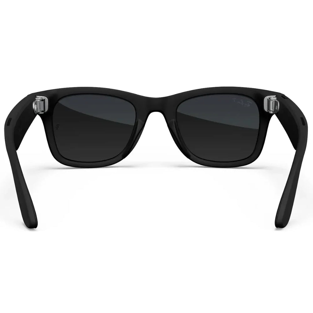 Gafas de sol inteligentes Ray-Ban Meta Wayfarer (Gen 2) en negro, vista trasera, mostrando los lentes oscuros y las patillas con tecnología de audio.