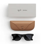 Contenido de la caja de las Ray-Ban Meta Wayfarer: gafas de sol negras con lentes polarizadas, su estuche de carga marrón y la caja del producto.
