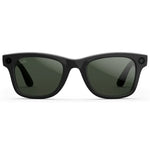 Primer plano frontal de las gafas de sol inteligentes Ray-Ban Meta Wayfarer (Gen 2) con montura negra y lentes de sol oscuras y tecnología integrada.