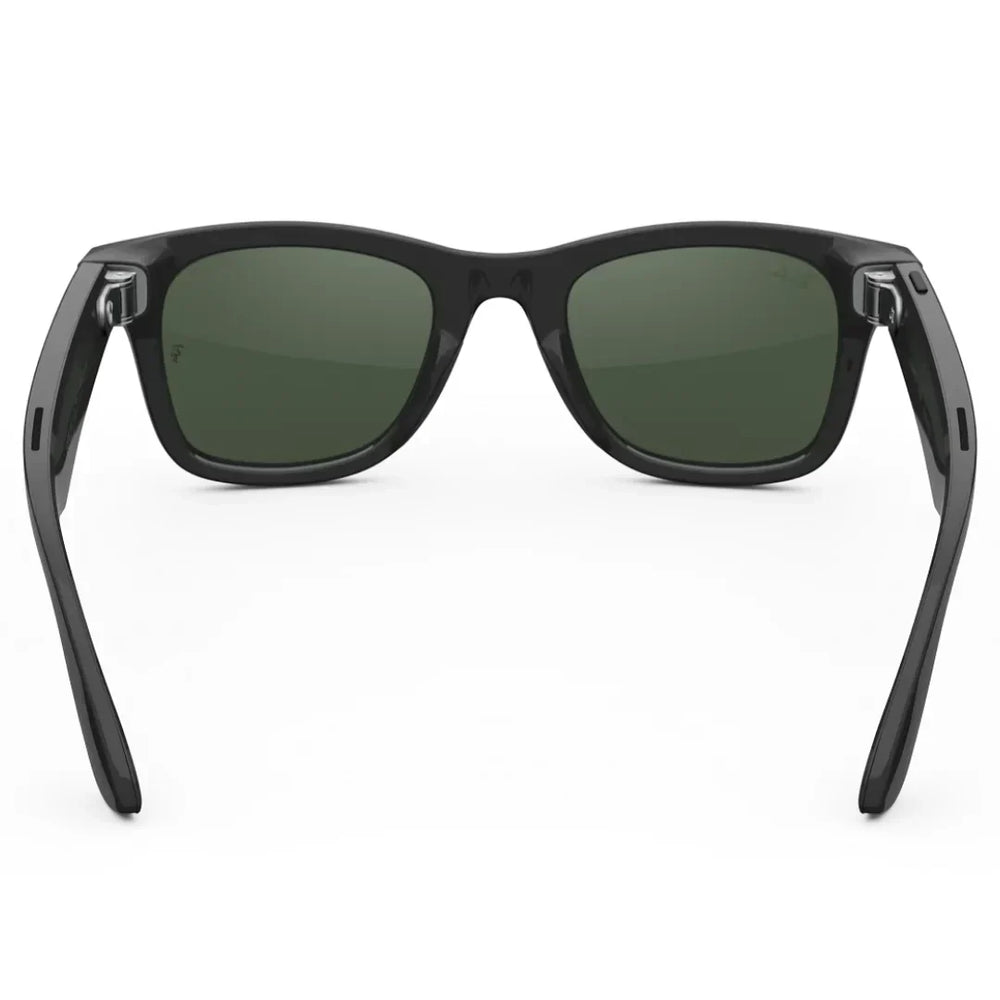 Gafas inteligentes Ray-Ban Meta Wayfarer (Gen 2) en negro brillante y lentes verdes, vista trasera, mostrando los altavoces integrados en las patillas.