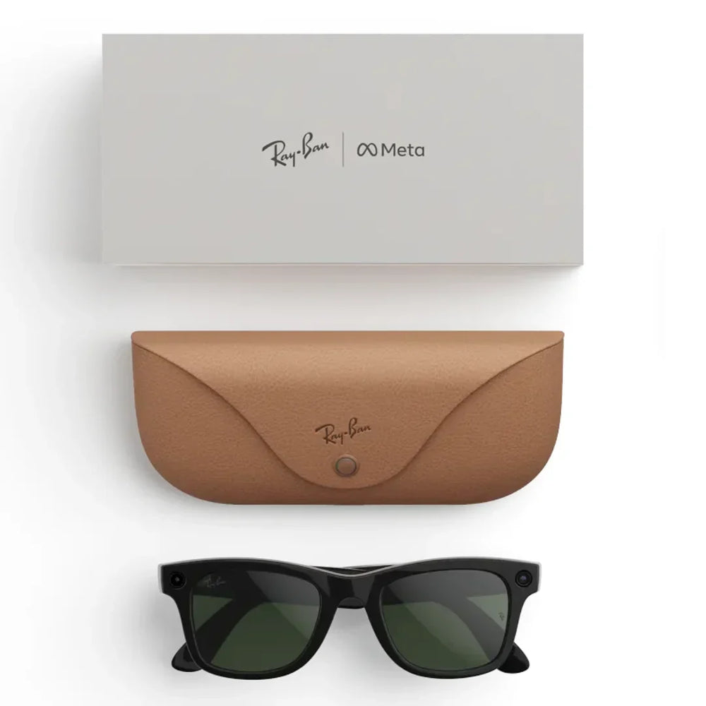 Contenido de la caja de las Ray-Ban Meta Wayfarer: gafas negras con lentes verdes, estuche de carga marrón claro y la caja de la marca Ray-Ban y Meta.