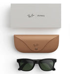 Contenido de la caja de las Ray-Ban Meta Wayfarer: gafas negras con lentes verdes, estuche de carga marrón claro y la caja de la marca Ray-Ban y Meta.