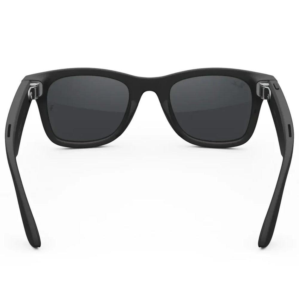 Gafas de sol inteligentes Ray-Ban Meta Wayfarer (Gen 2) en negro mate, vista trasera, mostrando los lentes oscuros y la tecnología de audio.