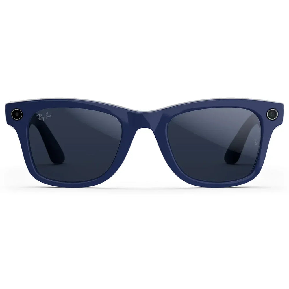 Primer plano frontal de las gafas de sol inteligentes Ray-Ban Meta Wayfarer (Gen 2) con montura azul cósmico y lentes oscuras.