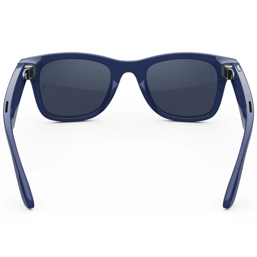 Gafas de sol inteligentes Ray-Ban Meta Wayfarer (Gen 2) azul cósmico, vista trasera, mostrando las lentes oscuras y los audífonos integrados en las patillas.