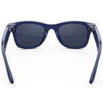 Gafas de sol inteligentes Ray-Ban Meta Wayfarer (Gen 2) azul cósmico, vista trasera, mostrando las lentes oscuras y los audífonos integrados en las patillas.